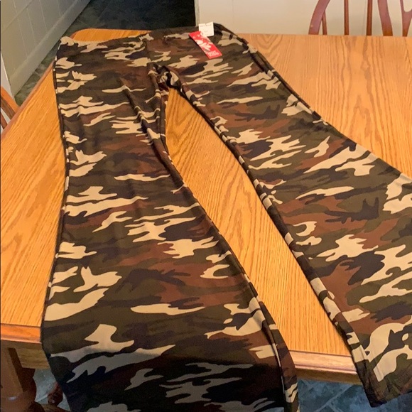 Hot Kiss CAMO FLARE LEG Pants, size juniors M. - Picture 3 of 10